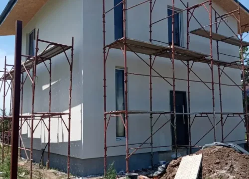 constructie-casa-fatade-finalizate-cu-tencuiala-decorativa-de-exterior-05